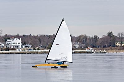 Barco de hielo en aguas abiertas