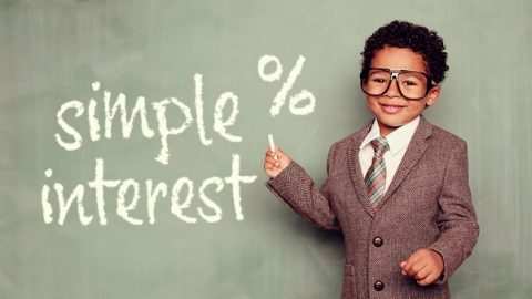 Un niño profesor explica los préstamos con interés simple en una pizarra