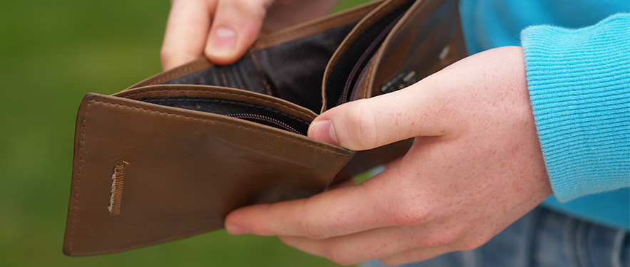 Vacíe billetera después de gastar más de la cuenta de vacaciones