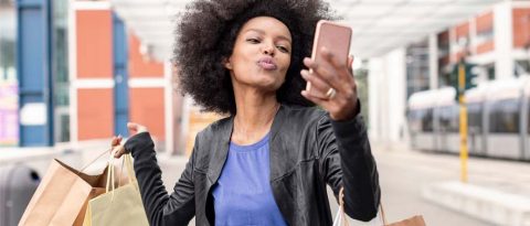 Mujer de compras tomándose una selfie
