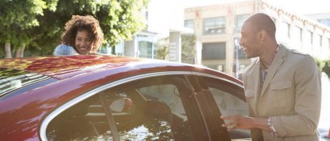 mujer conduciendo un nuevo vehículo GM