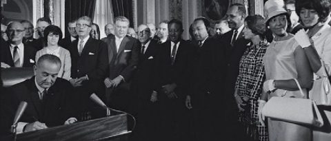 Lyndon B. Johnson firma un proyecto de ley relacionado con el voto