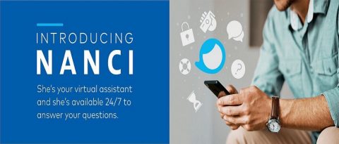 Mujer usando el teléfono para conversar con Nanci, el chatbot de GM Financial